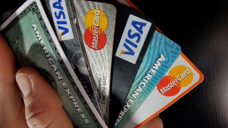 Cuál es el cambio que tendrán las tarjetas de crédito. Por qué ya no estarán impresos los números en las tarjetas de crédito. Nuevos pagos digitales.
