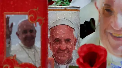 El papa Francisco, en estado crítico, pasó una noche tranquila en el hospital, según el Vaticano El papa Francisco, en estado crítico, pasó una noche tranquila en el hospital, según el Vaticano