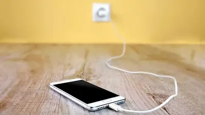 Celular enchufado. Celular enchufado.