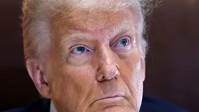 Trump ordena a las agencias que revisen y rescindan los contratos "innecesarios" Trump ordena a las agencias que revisen y rescindan los contratos "innecesarios"
