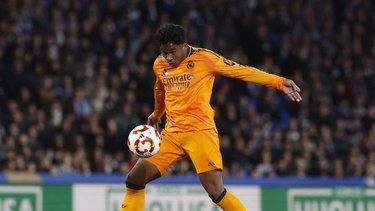 Ancelotti alaba a los suplentes tras la victoria del Madrid sobre la Real Sociedad en Copa