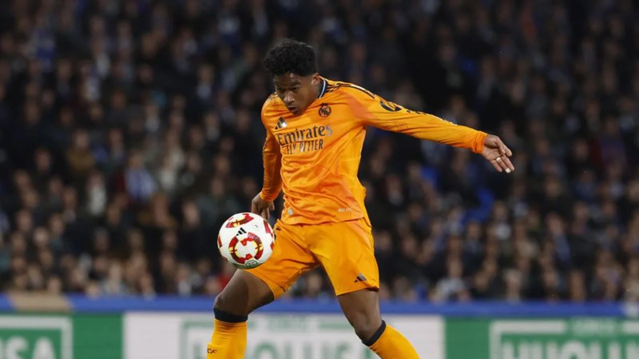 Ancelotti alaba a los suplentes tras la victoria del Madrid sobre la Real Sociedad en Copa
