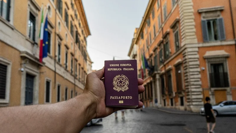 Persona sosteniendo pasaporte italiano.