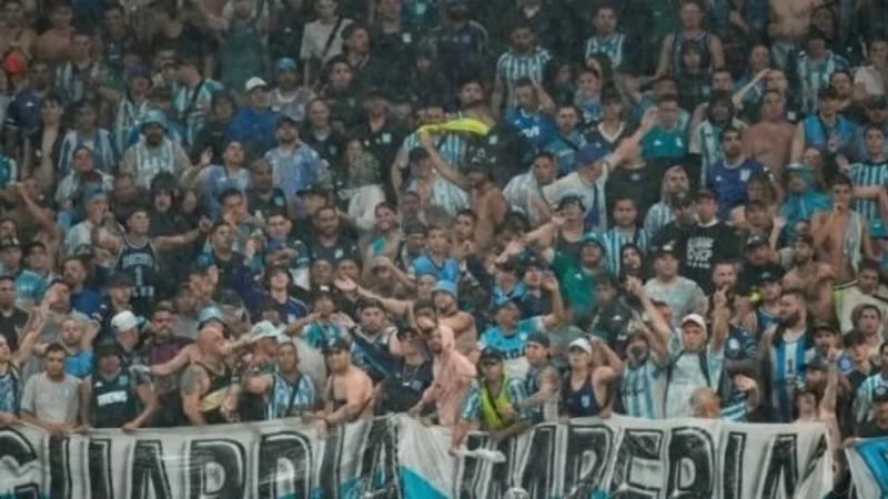 El hincha de Racing baleado sigue internado en Brasil