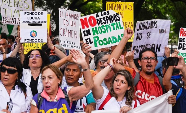 Protesta en defensa de la salud: miles marchan contra los despidos y recortes en hospitales