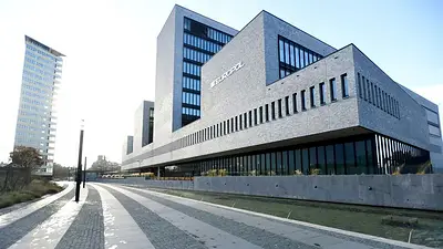 Dos docenas de detenidos por distribuir imágenes de abusos a menores generadas con IA Dos docenas de detenidos por distribuir imágenes de abusos a menores generadas con IA