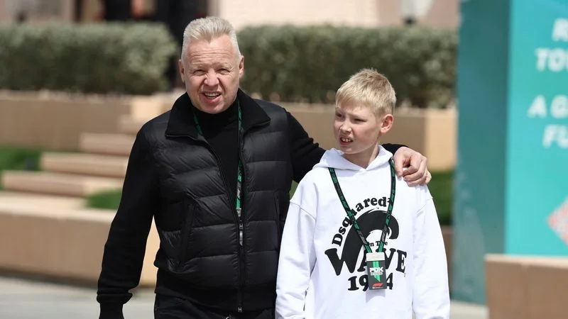 Oligarca ruso Mazepin causa revuelo con visita al paddock en entrenamientos pretemporada de la F1
