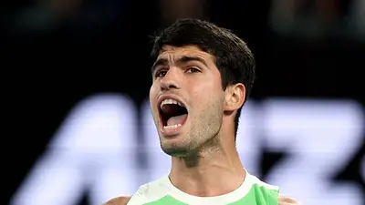 Alcaraz elogia a Djokovic y saborea su primer título del Abierto de Australia Alcaraz elogia a Djokovic y saborea su primer título del Abierto de Australia