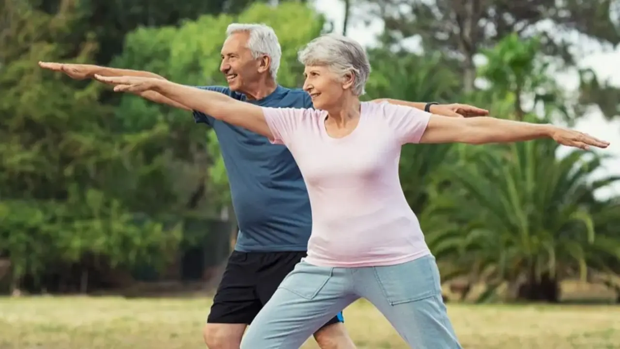 No es caminar ni hacer gimnasia: el ejercicio que cambia tu vida después de los 70
