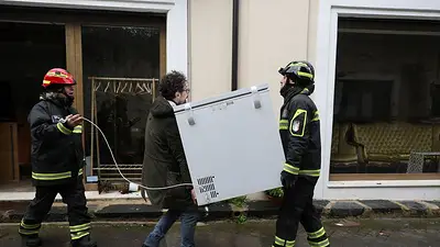 Mientras una ciudad en Sicilia se desmorona, las familias se apresuran a salvar lo que pueden Mientras una ciudad en Sicilia se desmorona, las familias se apresuran a salvar lo que pueden