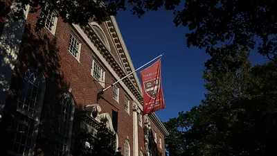 Trump reclama mil millones de dólares a la Universidad de Harvard por daños y perjuicios Trump reclama mil millones de dólares a la Universidad de Harvard por daños y perjuicios