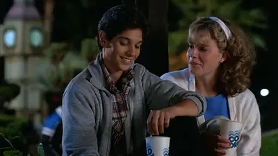 Elisabeth Shue y Ralph Macchio en una plaza Elisabeth Shue y Ralph Macchio en una plaza