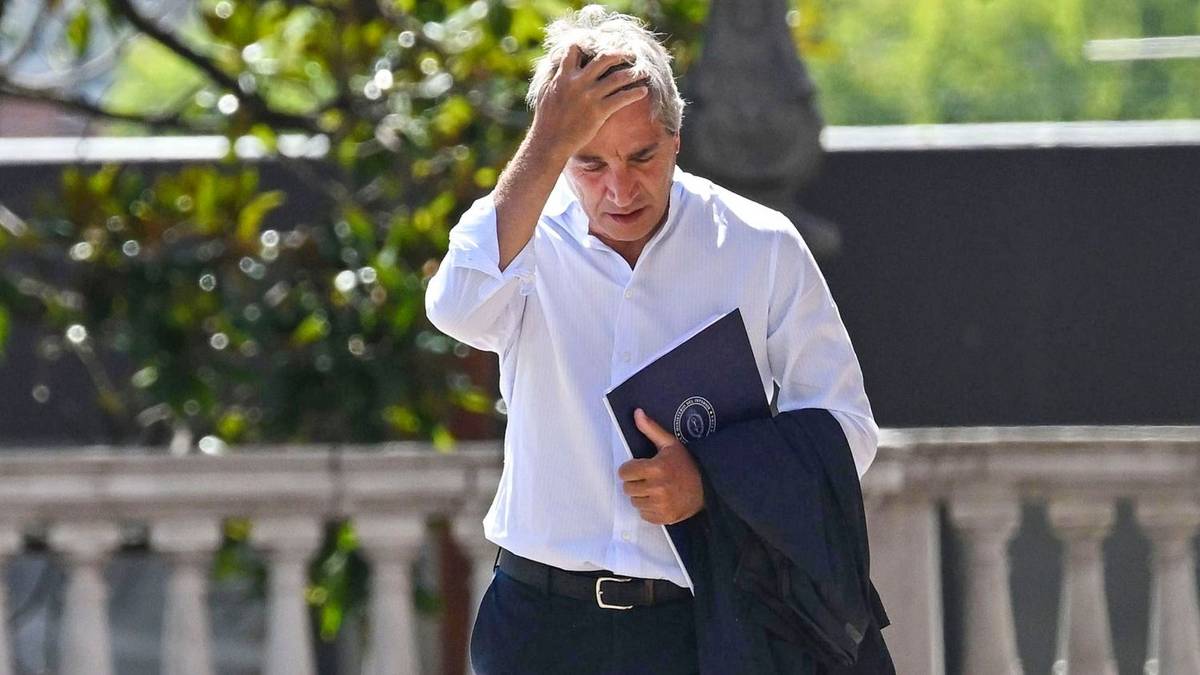 Caputo le mintió al mercado: superó el límite de compra de reservas al BCRA
