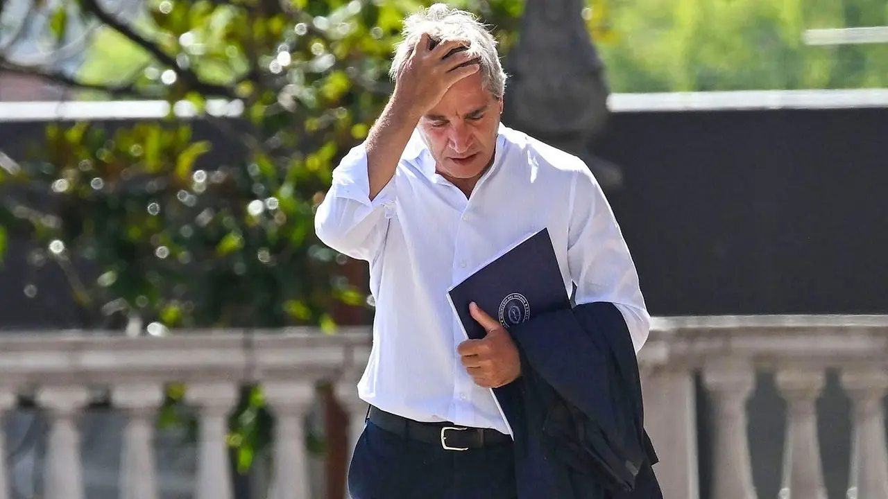 Caputo le mintió al mercado: superó el límite de compra de reservas al BCRA