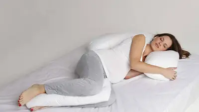 Postura de embarazada al dormir. Postura de embarazada al dormir.