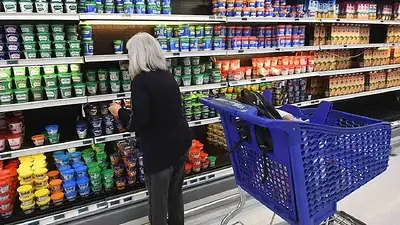 Jubilada en el supermercado. Jubilada en el supermercado.