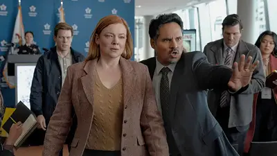 Sarah Snook y Michael Peña Sarah Snook y Michael Peña