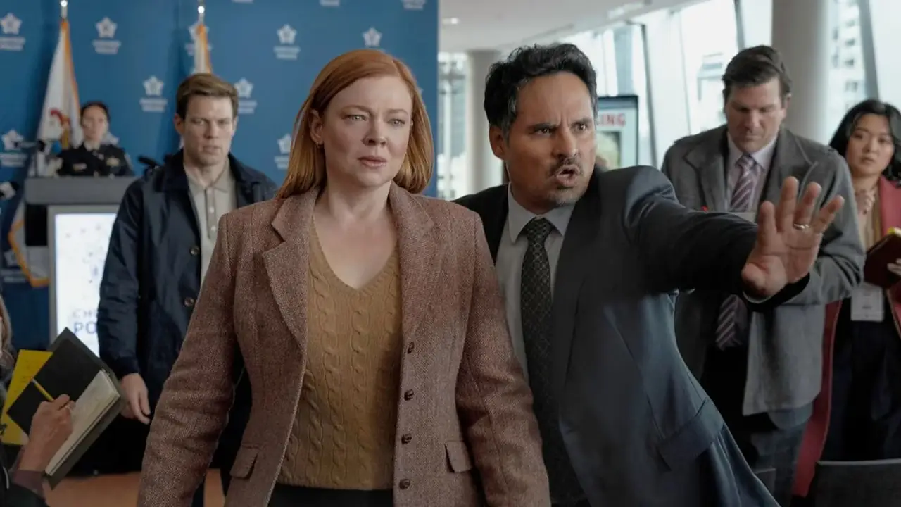 Sarah Snook y Michael Peña