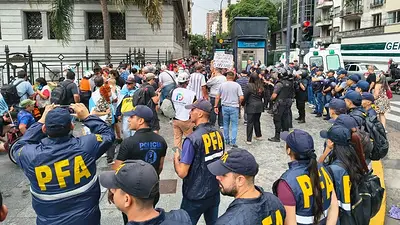 La Policía reprime jubilados con gas pimienta en el Congreso La Policía reprime jubilados con gas pimienta en el Congreso