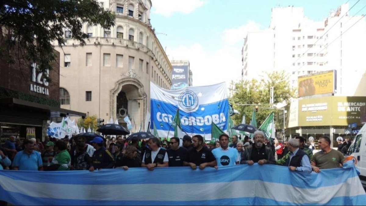 GREMIOS de CÓRDOBA SALEN a la CALLE contra la REFORMA LABORAL de MILEI ...