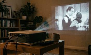 Proyector vs TV: cuál conviene tener en casa | Hogar