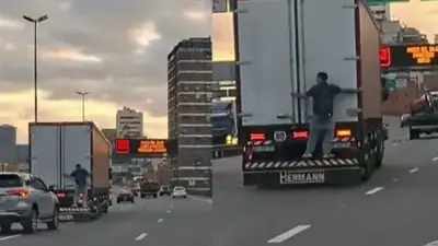 Viajó colgado de un camión en plena autopista 25 de mayo y se burlaba de otros conductores: el video Viajó colgado de un camión en plena autopista 25 de mayo y se burlaba de otros conductores: el video