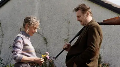 Kerry Condon y Liam Neeson Kerry Condon y Liam Neeson