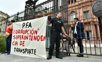 El policía que se encadenó a  Rosada denunció corrupción en la PFA: "Pasaban más costos" | Policía federal
