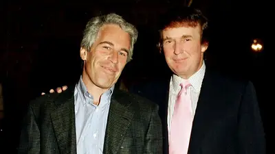A lo Titanic: pusieron una estatua de Trump y Epstein abrazados frente al Capitolio A lo Titanic: pusieron una estatua de Trump y Epstein abrazados frente al Capitolio