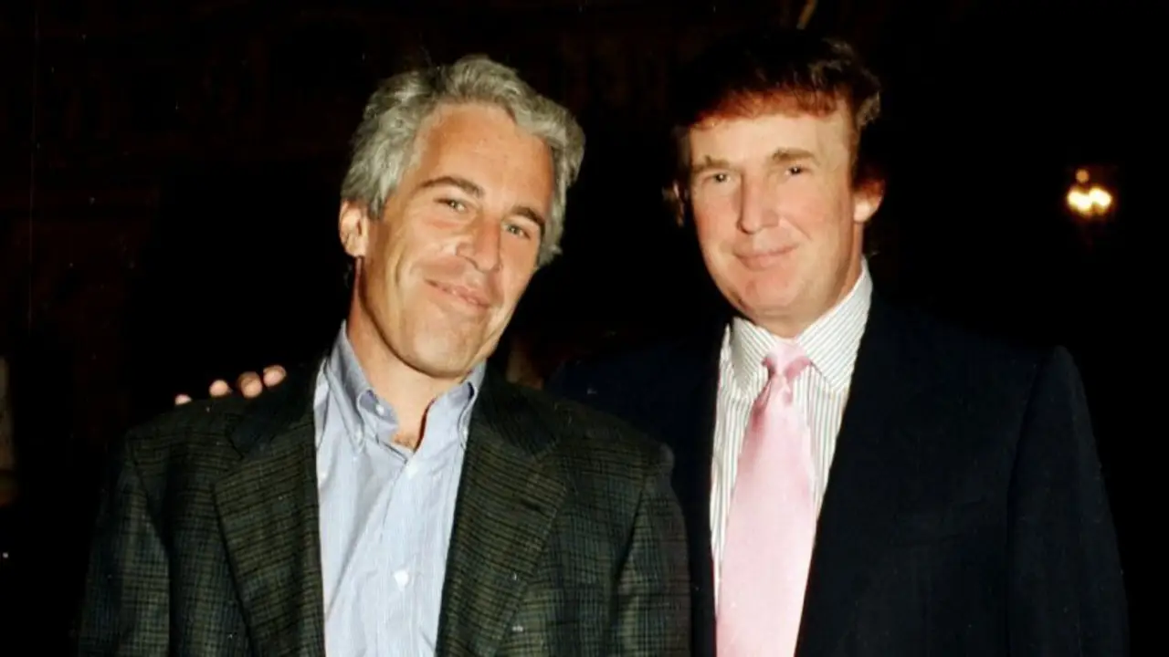 A lo Titanic: pusieron una estatua de Trump y Epstein abrazados frente al Capitolio
