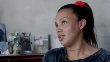 No tuvo su fiesta en el 2001 y ahora hace cumpleaños de 15 para quienes no pueden pagar