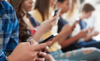 Evitá que te espíen en lugares públicos desactivando 2 funciones | Celulares