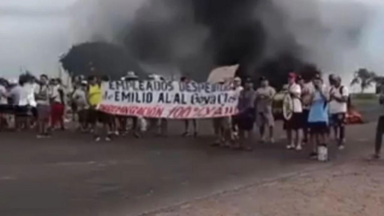Aumenta la crisis textil: cortan rutas por más de 400 despidos en Alal