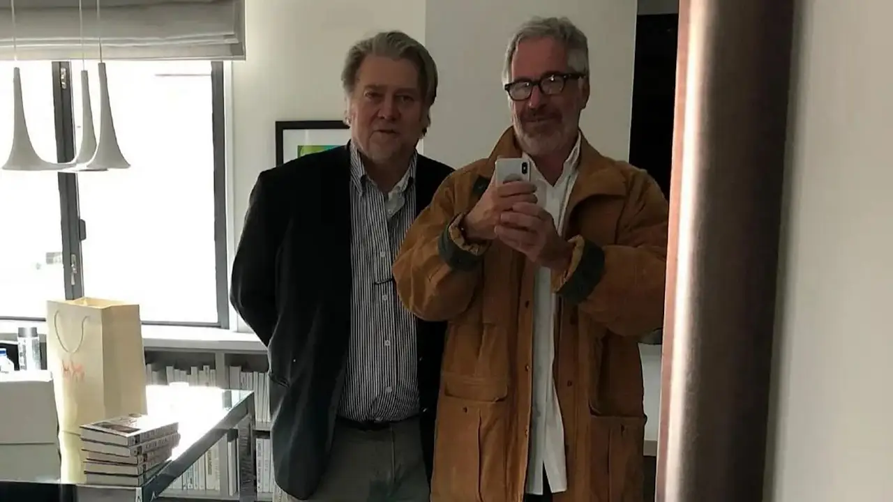Revelaron una conspiración entre Epstein y Steve Bannon contra el Papa Francisco en 2019