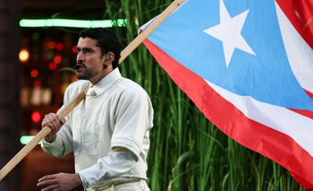 El Super Bowl habló en español: Bad Bunny lavantó la bandera del orgullo latino | Música