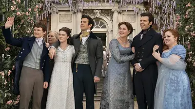 “Bridgerton” confirma a las protagonistas de la temporada 5 y sorprende con un giro en su historia romántica. “Bridgerton” confirma a las protagonistas de la temporada 5 y sorprende con un giro en su historia romántica.