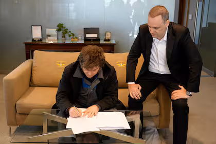 javier milei y manuel adorni con la reforma laboral javier milei y manuel adorni con la reforma laboral