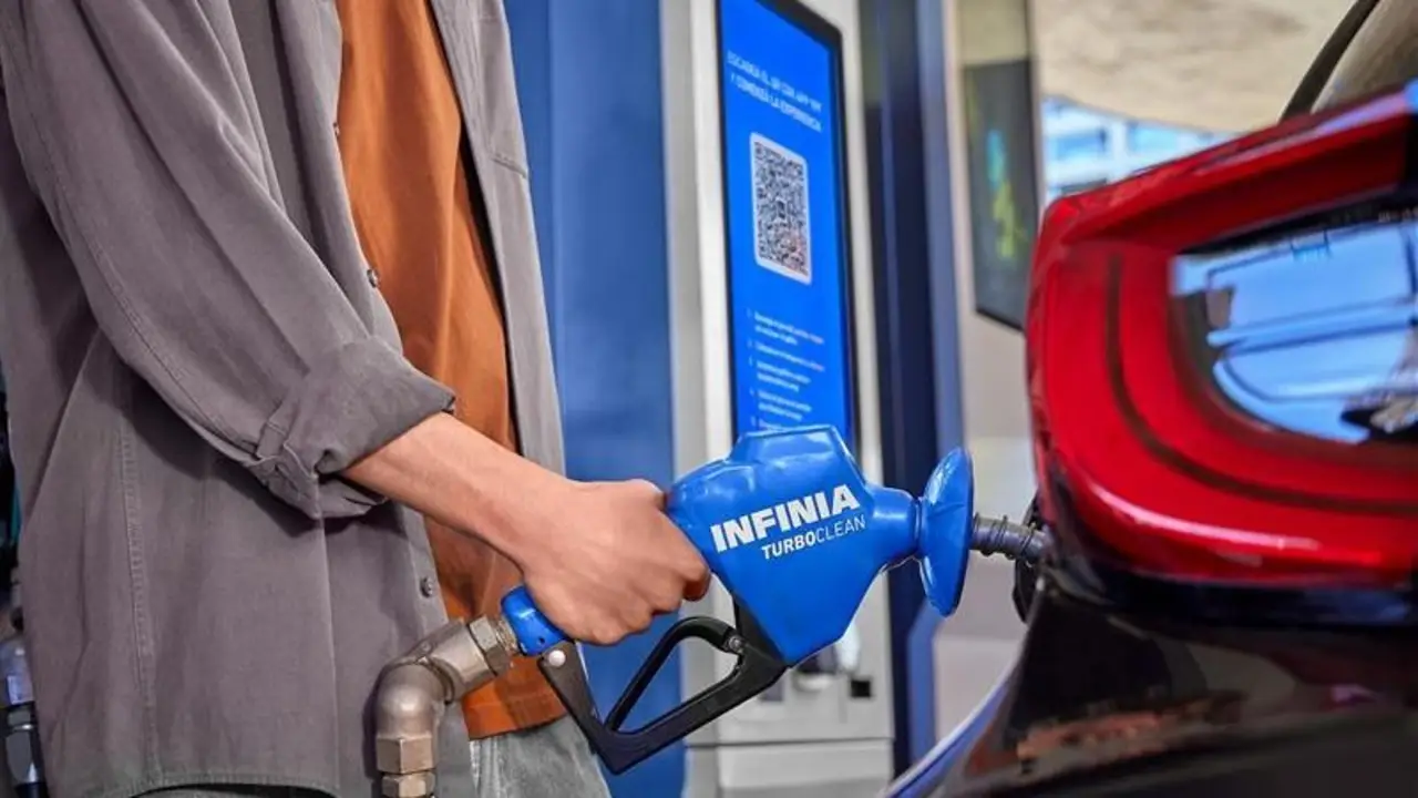 Persona utilizando el sistema de autodespacho para cargar Infinia