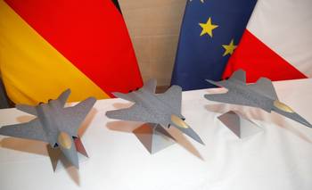 Macron afirma que el programa del avión de combate europeo no está muerto | Defensa