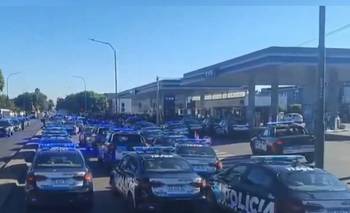 La Policía se acuarteló en Santa Fe y Rosario por reclamos salariales | El conflicto social