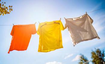 Ropa desteñida por el sol: cómo colgarla para evitar este problema  | Consejos de limpieza