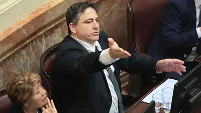 El senador Paoltroni no pudo defender la reforma laboral dispuesta por Milei en un debate televisivo El senador Paoltroni no pudo defender la reforma laboral dispuesta por Milei en un debate televisivo