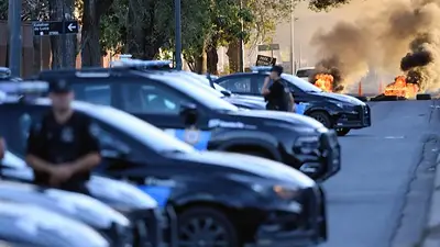 Pullaro cedió y reincorpora policías, pero se agrava la situación y queman neumáticos en Santa Fe Pullaro cedió y reincorpora policías, pero se agrava la situación y queman neumáticos en Santa Fe