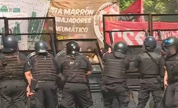 Tension en el Congreso: voltearon una valla y la Policía arrojó gas lacrimógeno | Reforma laboral 