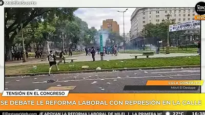 El momento en que la policía quiso detener a una periodista de El Destape El momento en que la policía quiso detener a una periodista de El Destape