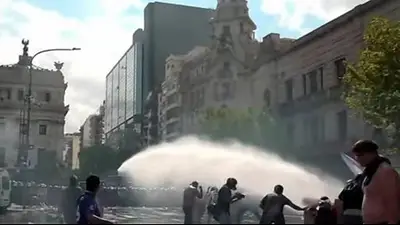 Video: la Policía reprimió a manifestantes que protestaban contra la reforma laboral de Milei Video: la Policía reprimió a manifestantes que protestaban contra la reforma laboral de Milei