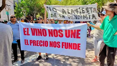 Mendoza: productores regalaron su cosecha y advirtieron sobre la crisis de las economías regionales Mendoza: productores regalaron su cosecha y advirtieron sobre la crisis de las economías regionales