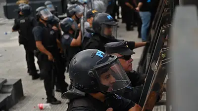 Represión y cacería en el Congreso mientras senadores debatían la reforma laboral Represión y cacería en el Congreso mientras senadores debatían la reforma laboral