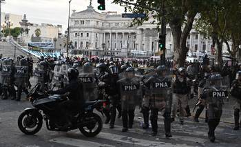 Con un Congreso vallado y sin gente, el Gobierno ajusta el quórum por la reforma laboral | Poroteo final