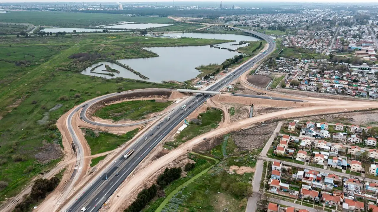Hallan un cadáver al costado de la autopista Buenos Aires-La Plata: la principal hipótesis de la policía